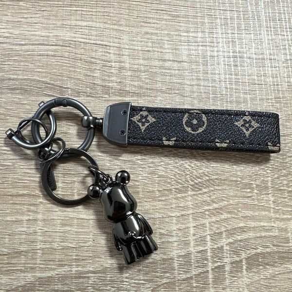 【新品】レザーストラップ キーホルダー グレー+クマおまけ キーホルダー キーリング