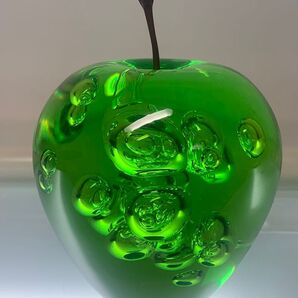 グリーンアクリル製リンゴ型ペーパーウェイト