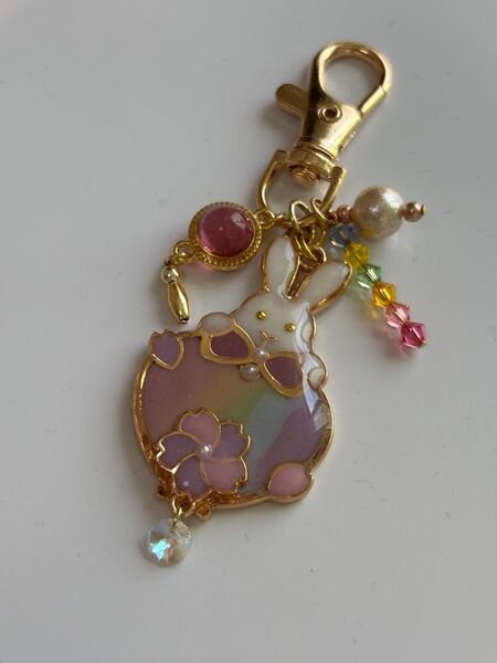 レジン 兎 虹色 バッグチャーム キーホルダー ハンドメイド うさぎキーホルダー