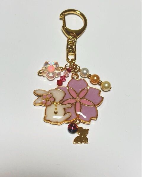 レジン うさぎと桜のキーホルダー バッグチャーム ハンドメイド