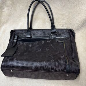 【通勤・通学に◎】黒×赤のスタイリッシュビジネスバッグ|A4対応・パスケース入れ付き ブラック系