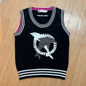 VIVAHERT レディースノースリーブニットベスト 黒 ピンク 白 ロゴ イルカ