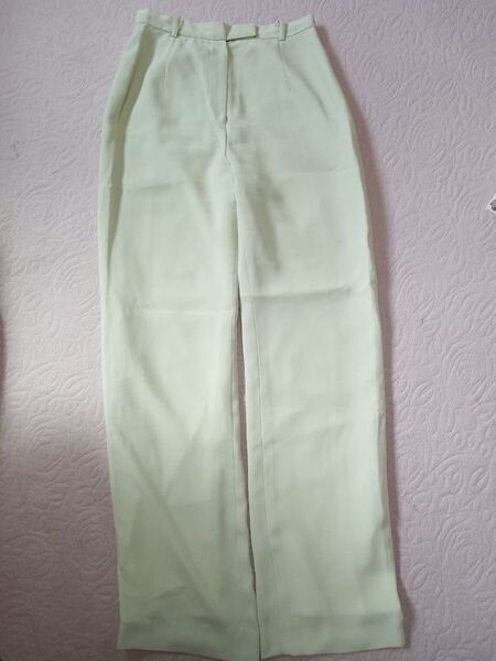 ストレートパンツ 薄緑