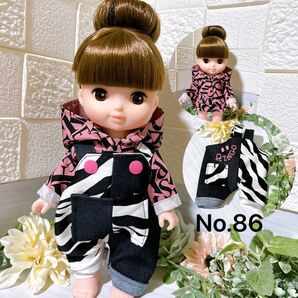 No.86 メルちゃん服 ソランちゃん服 ピンクロゴパーカーと黒白ゼブラ柄サロペット