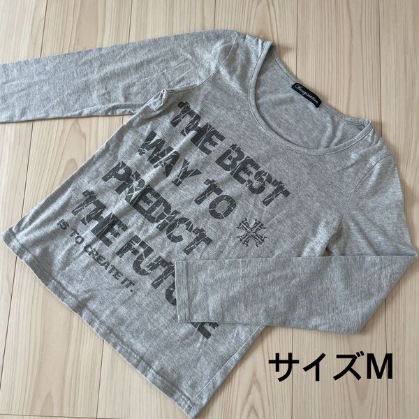 *グレー色の長袖Tシャツ:サイズM*