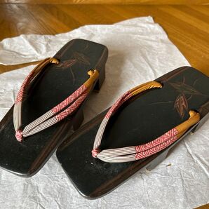 伝統的な木製下駄 赤と白の鼻緒