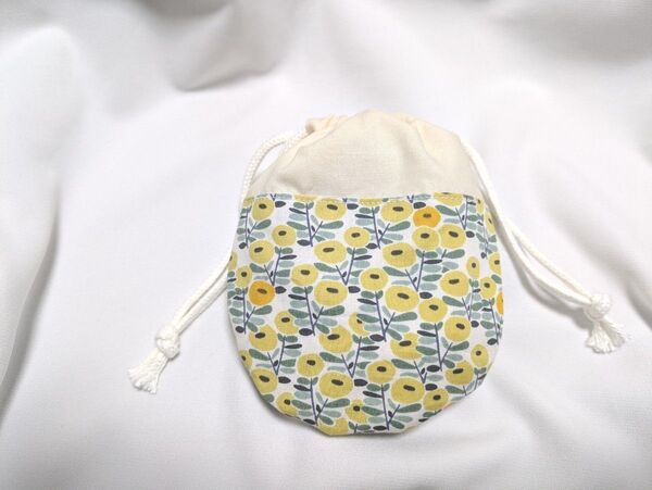 ハンドメイド かわいい「小さな丸いお花のミニきんちゃく」北欧調イエロー 系 小物入れ サニタリーポーチ