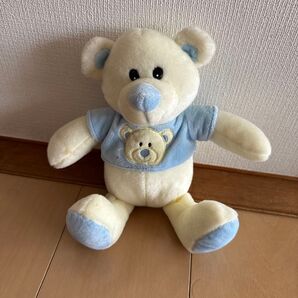 白くまの男の子 胸の刺繍が可愛く 水色のシャツは短くて可愛い 大きな鼻と小さなしっぽが憎めない