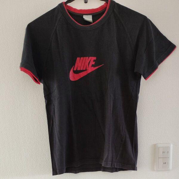 NIKE Tシャツ ブラック×レッド ロゴ入り