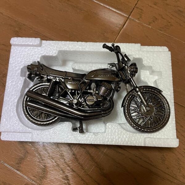 バイク 模型 世界の名車シリーズ KAWASAKI 置物 マッハ750ss