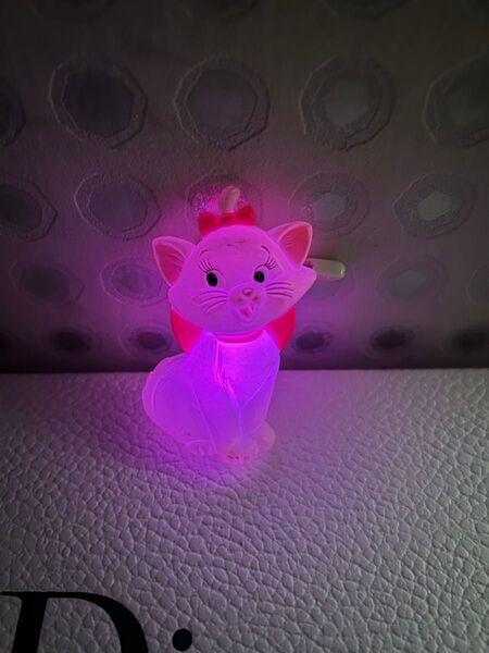 マリー 光るバッチ ディズニー 電池交換式 ソフビ フィギュア 猫