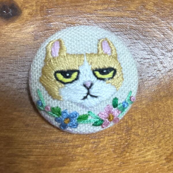ハンドメイド くるみボタン 刺繍ブローチ 茶白猫とお花