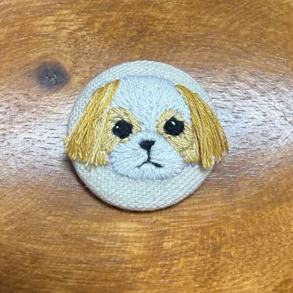 ハンドメイド くるみボタン 刺繍ブローチ シーズー