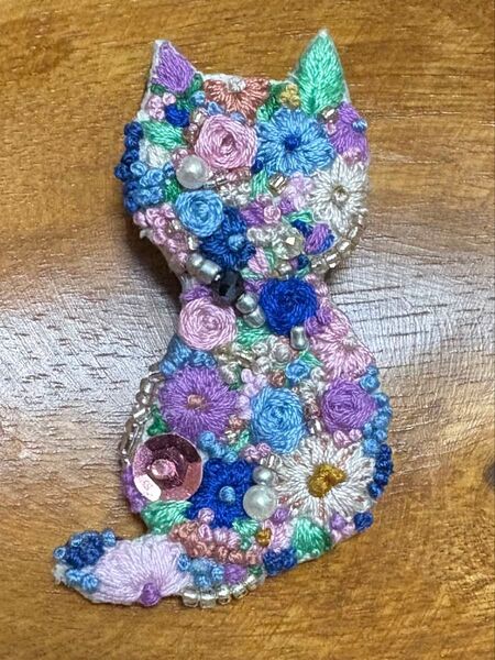ハンドメイド 刺繍ブローチ 猫お花 大きめ