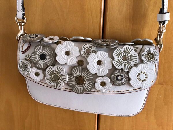 【2025/5月末に処分】日本限定COACH フラワーシリーズレザー クラッチバッグ ショルダー紐付き