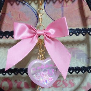 ハンドメイド品。レジンチャームのリボンのバックチャーム