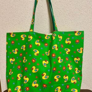 たっぷり入るトートバッグ レトロポップなあひるのおもちゃ
