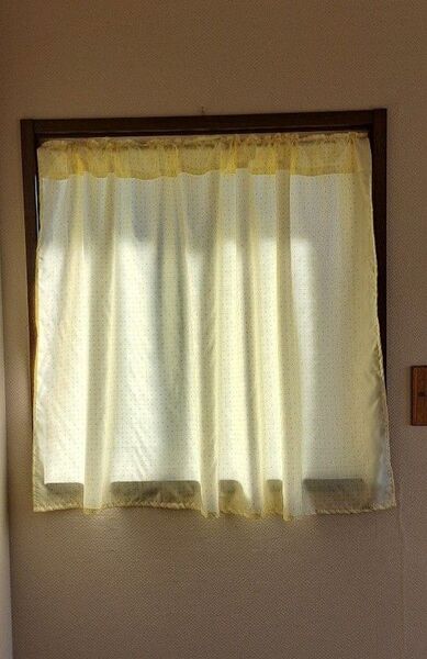 《 送料込み 》カフェカーテン*ハンドメイド*ライトイエロー*デシンプリント*ドット&キカ柄*模様がえ