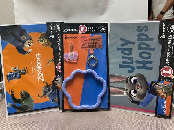 ズートピア Happyくじ スマホハンドストラップ ステッカーアルバム2種