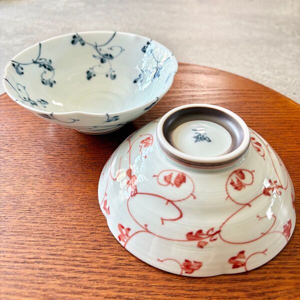 小さめ 飯碗 茶碗 2点セット なぶり唐草 姫碗 花型 とんすい 小鉢 2色 夫婦茶碗 高級 波佐見焼 赤 青 花柄 手描き