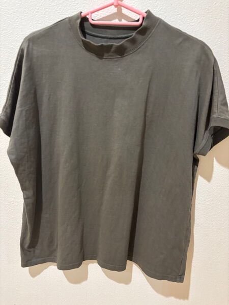 グレイッシュベージュ色トップス モックネックTシャツ Lサイズ