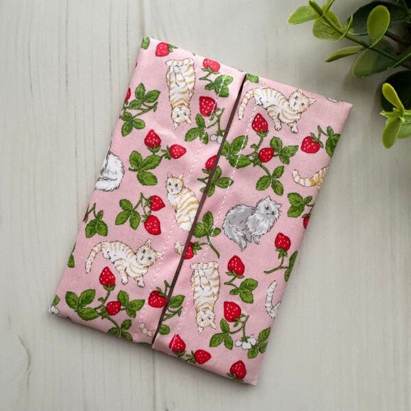 ポケットティッシュケース 普通サイズ ラミネート / ねこ いちご ピンク ハンドメイド