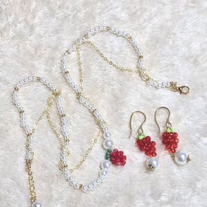 ★ハンドメイド アクセサリー いちごモチーフ ネックレス ピアス 2点セット★