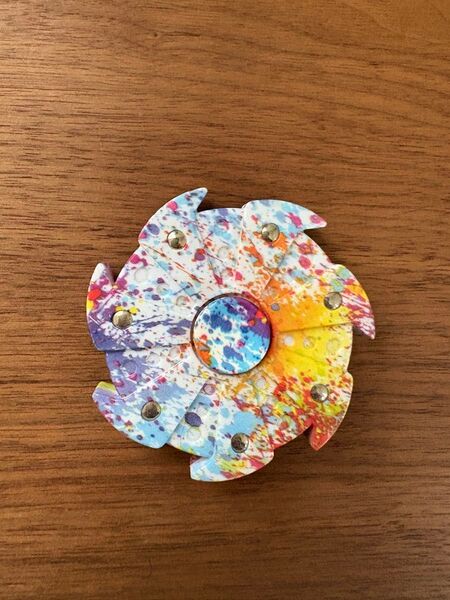 ハンドスピナーおまけ3つつけます。