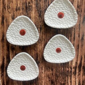 梅干しおにぎり小皿 8cm 4枚 カフェ風 オシャレ 磁器 副菜皿 デザート皿