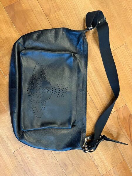 Vivienne Westwood MAN / パンチングレザーショルダーバッグ ショルダーバッグ/レザー/GRN