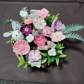 つまみ細工 うさぎと花々のアレンジメント