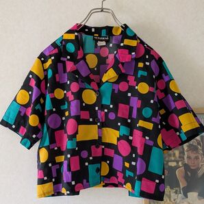 【USA製】ショート丈ブラウス 黒 マルチ柄 サイズM程度 used アロハシャツ ヴィンテージ