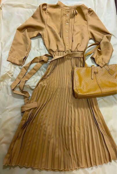 長袖ロングワンピース☆ベージュMサイズ相当 春ワンピース