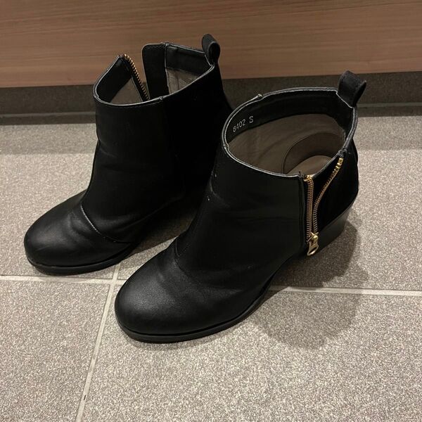 黒 ショートブーツ レザー ゴールドジッパー Sサイズ