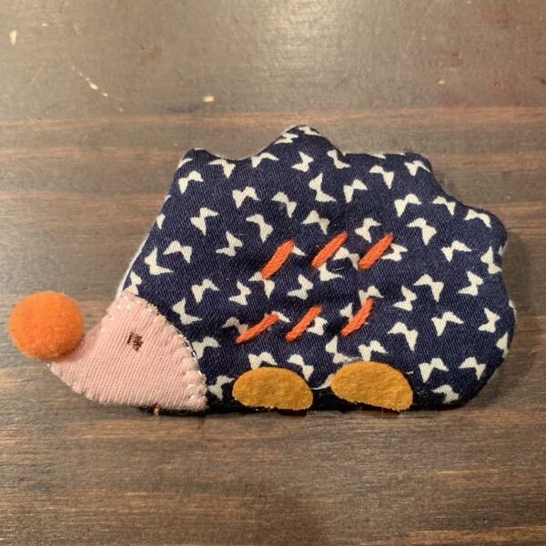 【送料無料】新品*アニマル ブローチ ハリネズミ ハンドメイド 青 布ブローチ 動物 CR_J1