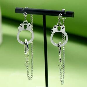 ピアス 手錠