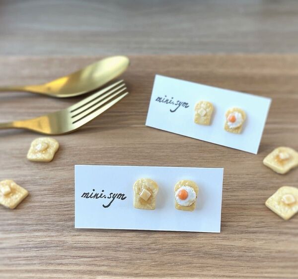 【ミニチュアパン】バターと目玉焼きトーストのピアス イヤリング