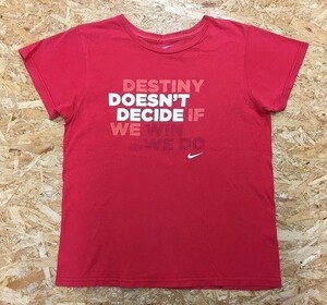 NIKE ナイキ Sサイズ メンズ Tシャツ 『STANDARD FIT』 メッセージ＆ロゴプリント 丸首 半袖 カットソー 綿100% レッド 赤