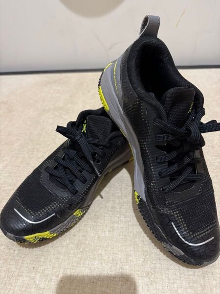 アンダーアーマー underarmor ランニングシューズ スニーカー ブラック 限定品 スポーツ ジム 25 迷彩柄