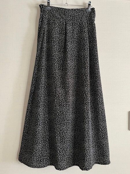 小花柄 ロングスカート 黒 フレア
