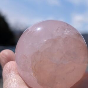 大玉 ピンク水晶 209g ローズクォーツ 丸玉 PWT4 直径約52.8mm 木製台座付き