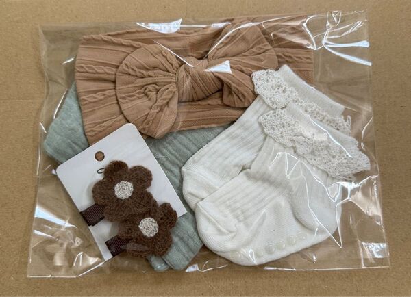 出産祝いギフト プチギフト 女の子用 妊娠出産準備 プレゼント用 ガーゼタオル ヘアピン 靴下 ヘアバンド