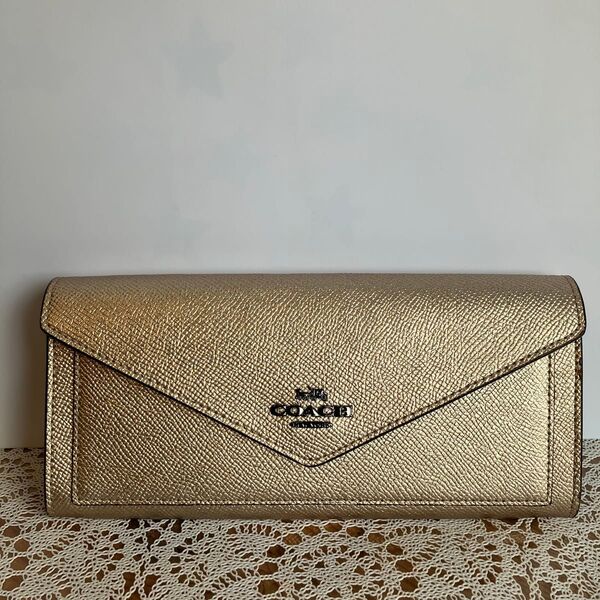 とっても可愛い キラキラ☆ゴールドの coach(コーチ)の長財布
