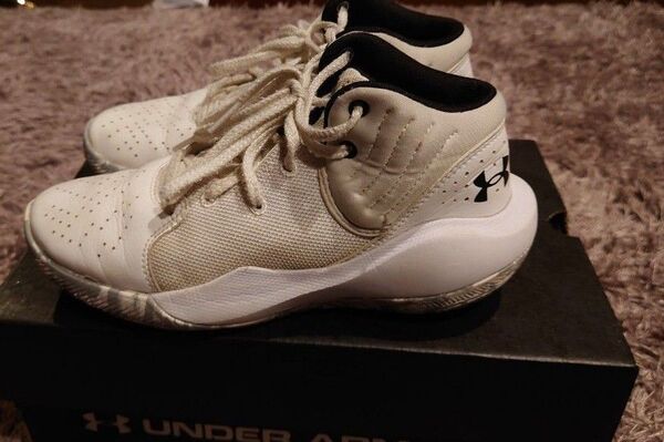 UNDER ARMOUR バスケットボールシューズ 女性用 ホワイト23.0cm