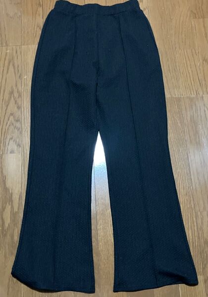 黒のフレアパンツ