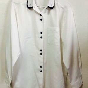 ブラウス 襟にくまさんのワンポイント