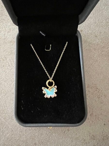ゴールドネックレス 蝶チャーム付き ブルー 上品 華やか