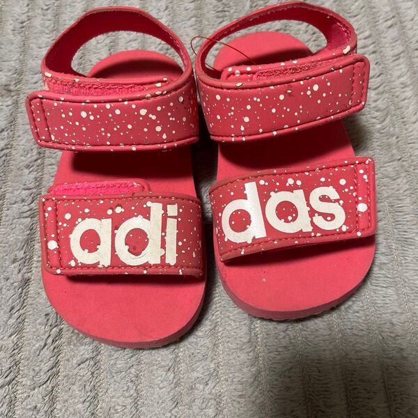 adidas ピンク サンダル スプラッター柄
