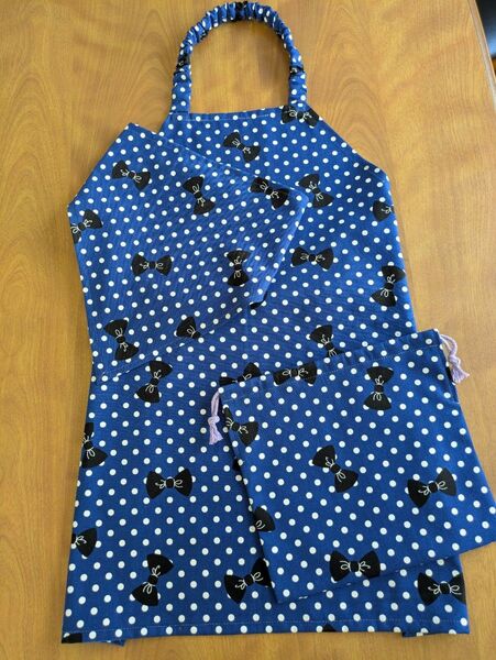 子供エプロン 三角巾 巾着袋3点セット 入学準備 130前後 紺色リボン柄 ハンドメイド