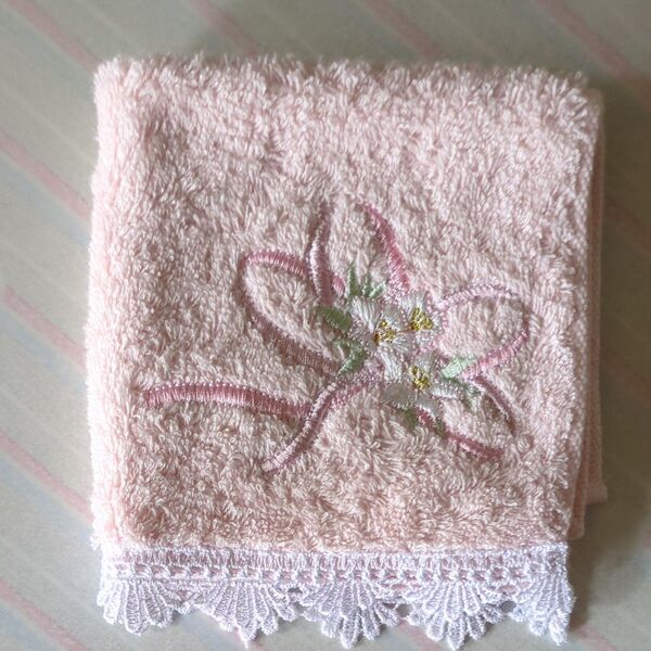 刺繍入りタオルハンカチ ピンク レース付き